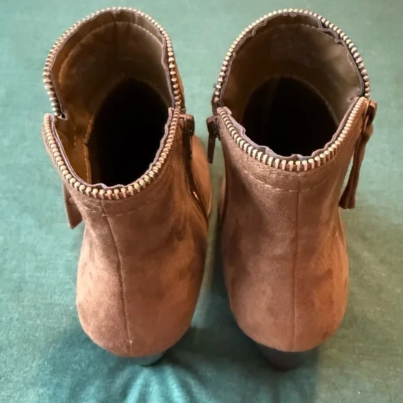 JustFab Tan Suede size 9 Heeled Boots - Picture 6 of 7